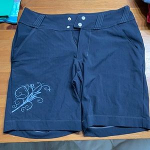 PEARL IZUMI MEDIUM MEN BICYCLE SHORTS USED